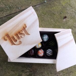 Caja de pino con 12 Chocolates