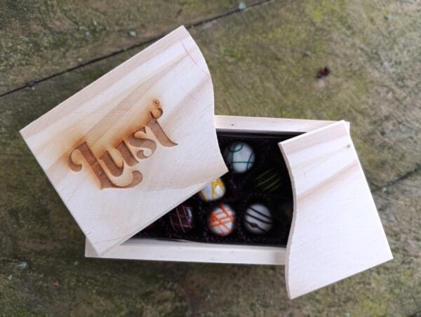Caja de pino con 12 Chocolates