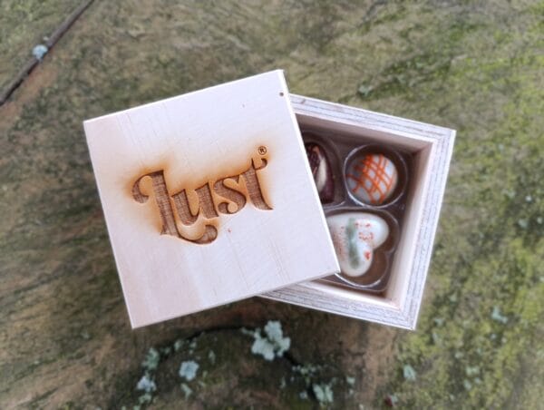 Caja de pino con 4 Chocolates